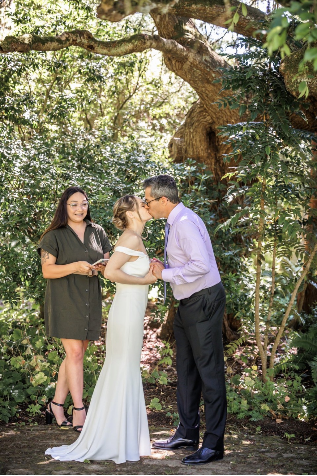 Garden wedding kiss
